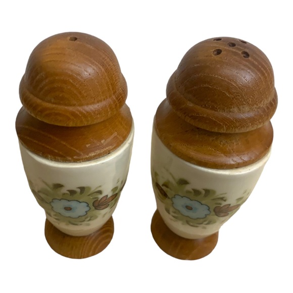 VTG RARE 1950’s Teak Wood & Ceramic Shabby Chic Floral Salt & Pepper Shakers - Picture 3 of 7